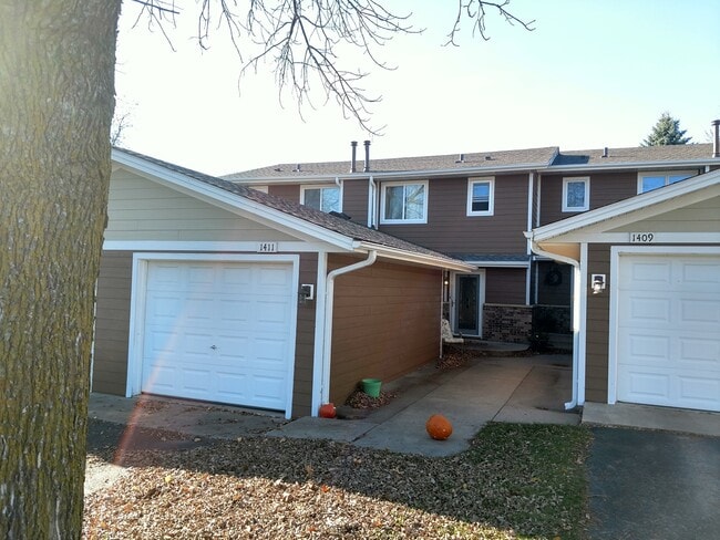 Building Photo - 2 br 2 bath t 2 story townhome with full basement