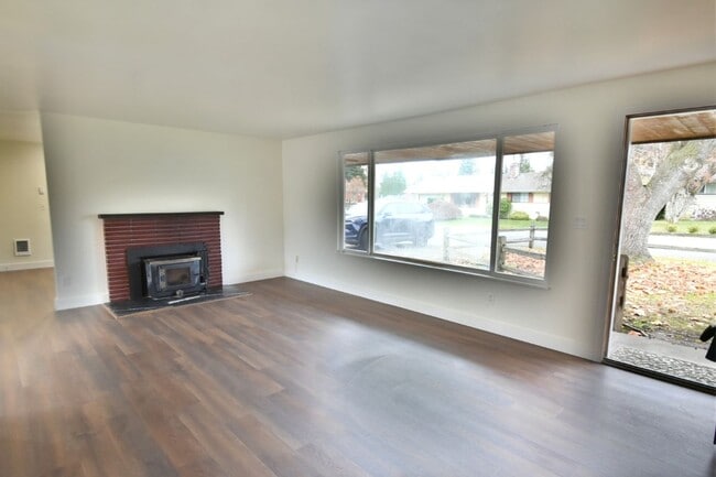 Photo - 3Bd/2Ba Everett House