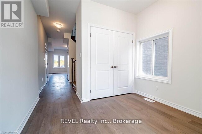 Photo - 77 Renfrew Trl