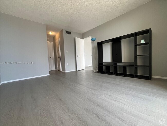 Building Photo - 1301 NE Miami Gardens Dr Unit 1021W Rental