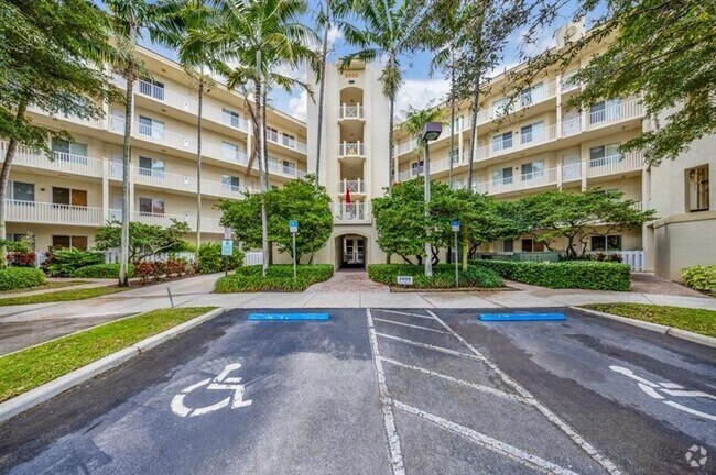 Building Photo - 3600 Oaks Clubhouse Dr Unit 302