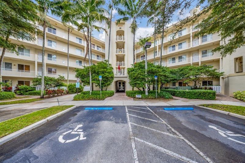 Photo - 3600 Oaks Clubhouse Dr Unit 302