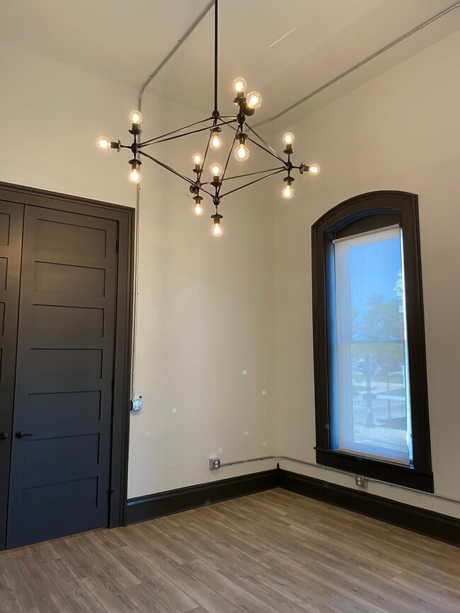 15' ceilings, huge windows, 10' double doors to bedroom. - 102 S Main St Unit Suite 1
