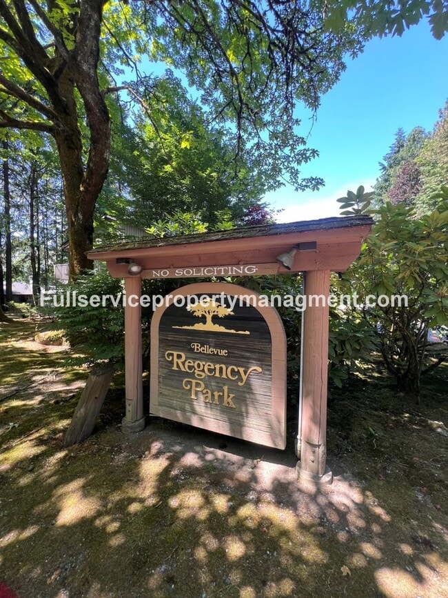 Building Photo - Spacious and bright Bellevue condo you won't want to miss!
