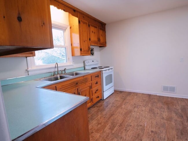 Photo - 2500 Byron St