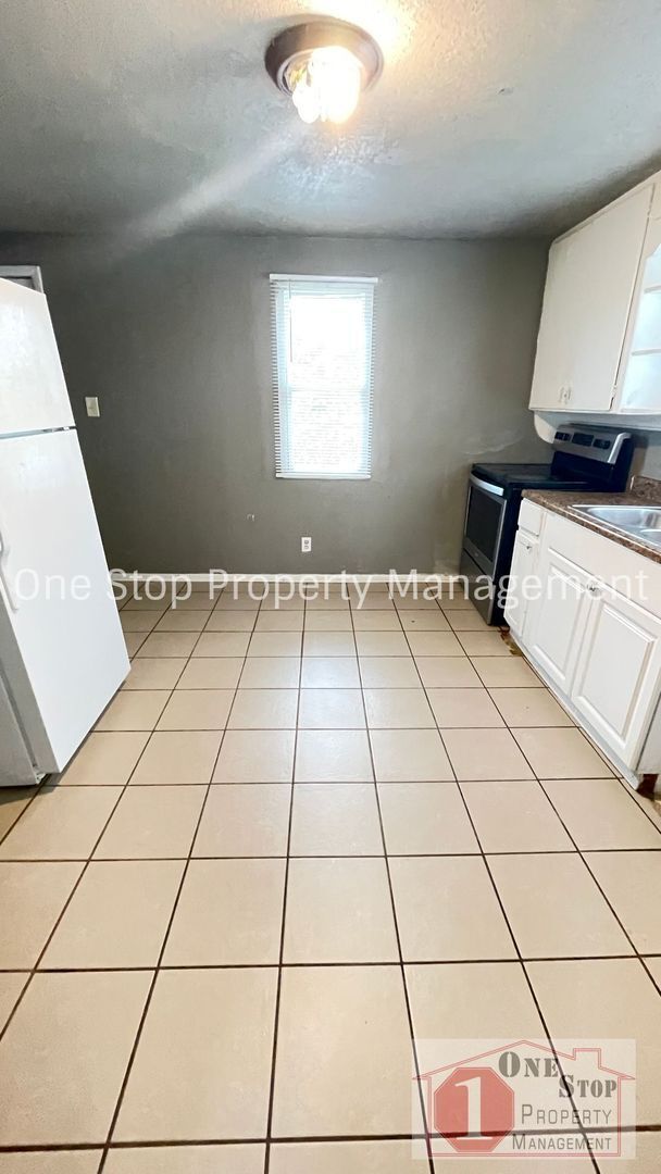Photo - 4 Bedroom/ 1.5 Bathrooms in Kansas City!