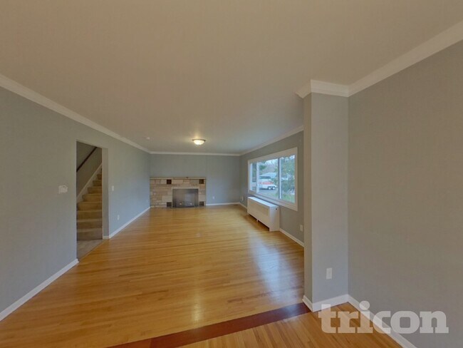 Photo - 803 Willard St W