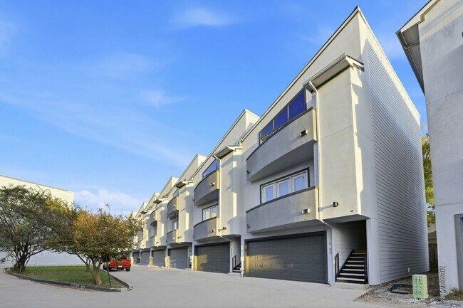 Photo - 2028 Tuam St