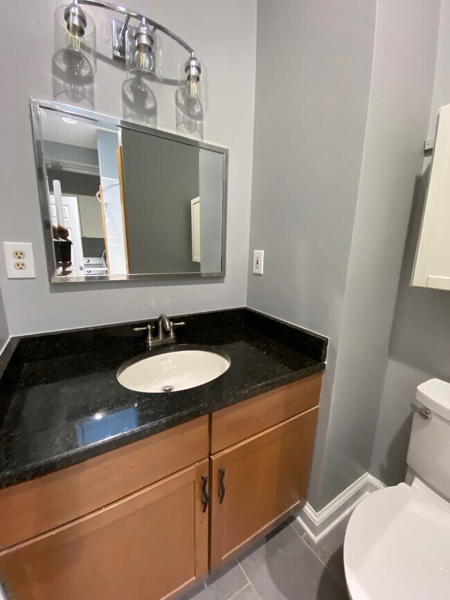 Bath Full - 411 I St NE Unit 2