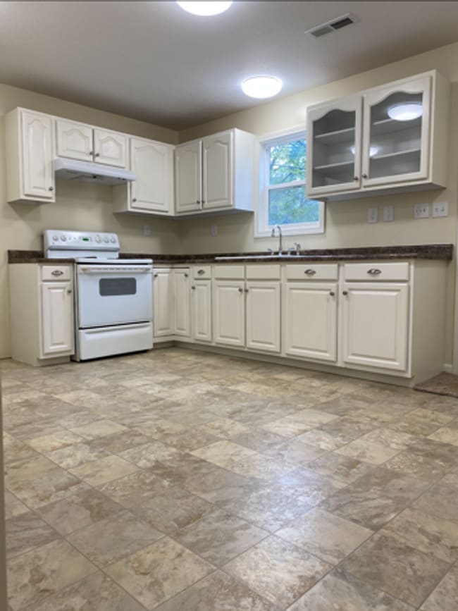 Building Photo - 2 bedroom/1 bath