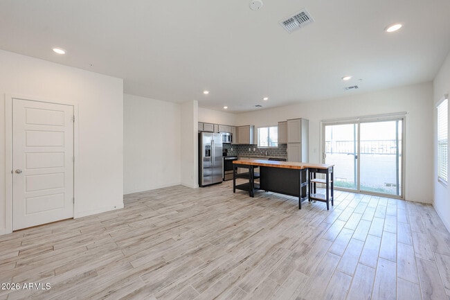 2236 W Laurie Ln