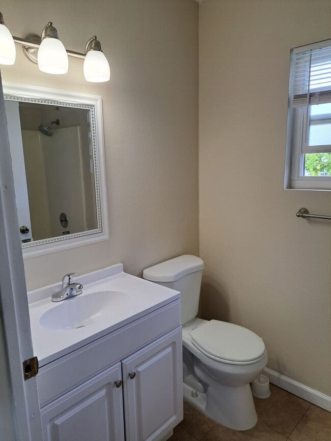 Photo - 1835 Carmona Ave Unidad 1835 1/2 Carmona Ave