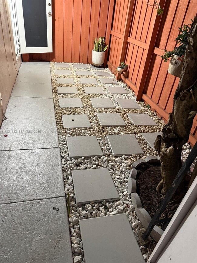 Building Photo - 317 W 36th St Unit 2