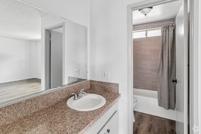 1BR, 1BA - 500SF - Bathroom