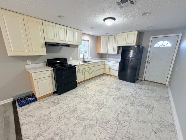 Photo - 3 Bedroom, 1.5 Bathroom Home with Bonus Room for Rent in Lake Charles