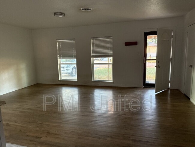 Photo - 224 E Oak Dr