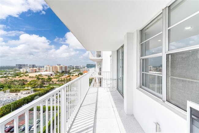 Building Photo - 2851 NE 183rd St Unit 1504