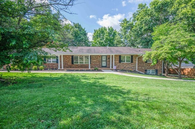 Photo - Halls 37938 - 4 bedroom, bath home with 4 garage spaces - Call Susan Niedergeses 865-300-4722