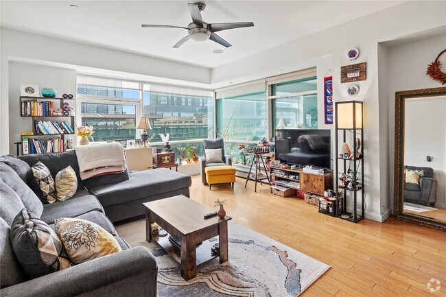 Building Photo - 24-15 Queens Plaza N Unit 4A Rental