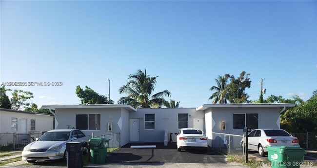 Building Photo - 2929 NW 88th St Unit 4