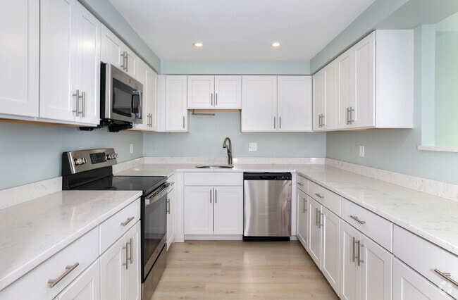 2BR, 2BA - 1,047SF - Kitchen