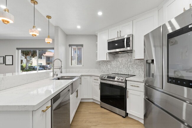Building Photo - Stunning, Serene and Modern Luxury! Unit 2423