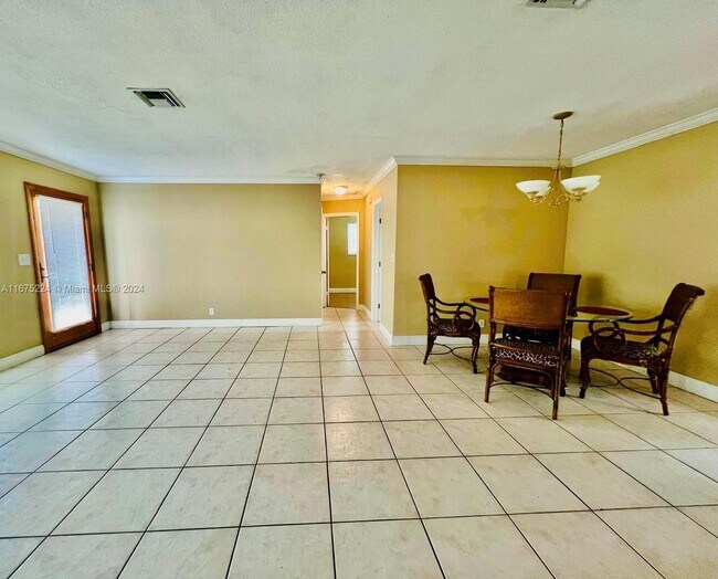 Photo - 825 NW 8th Ave