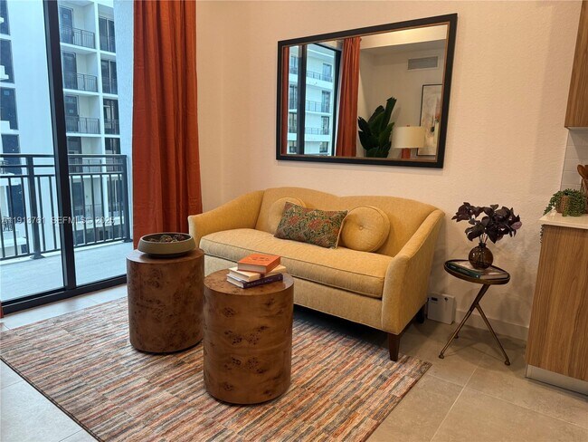 Photo - 2001 Van Buren St Unidad 645