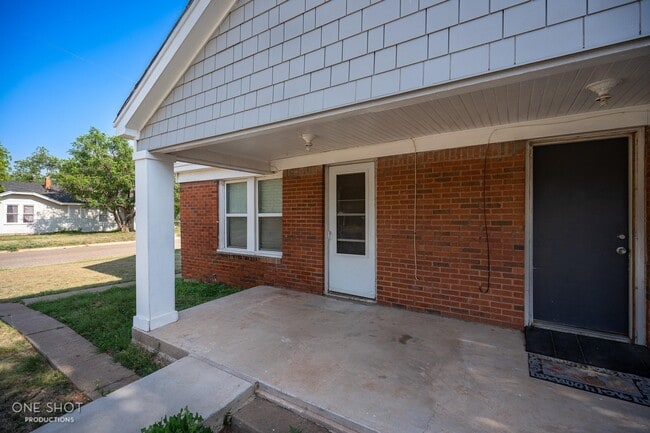 Photo - 2744 Russell Ave