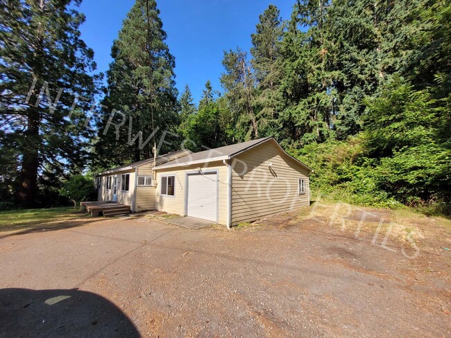 Building Photo - Cozy 3 bd House in Oregon City with Garage, Storage, & W/D Hookups!
