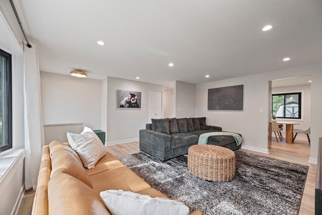 Photo - 208 W Hartford Dr