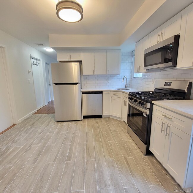 Building Photo - 571 Nassau Blvd