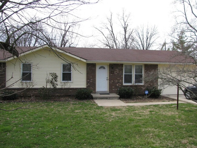 Great Location with 4 Bedrooms Rental Home - Great Location with 4 Bedrooms Rental Home
