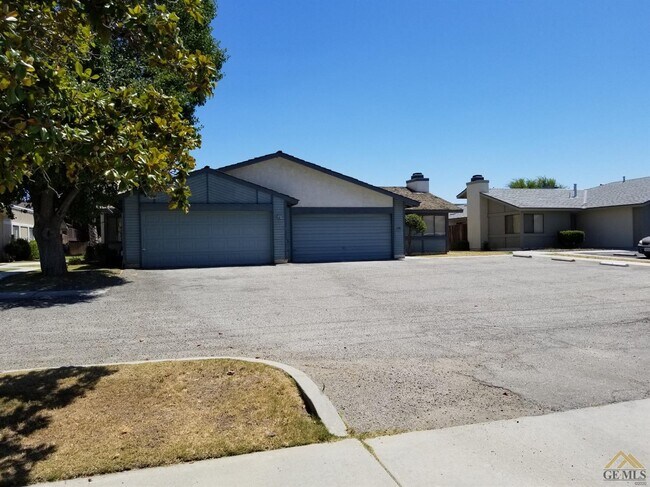 Building Photo - 5913 Auburn Oaks Dr Unit C