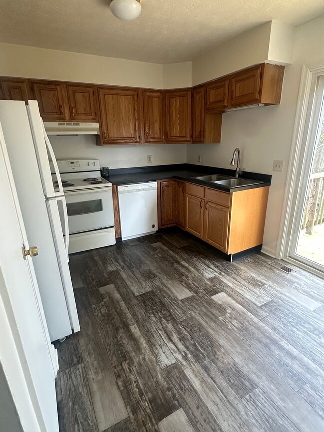 Building Photo - 163 E Village Rd