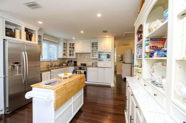 Building Photo - ***FULLY FURNISHED ANNUAL RENTAL***KINGS LAKE - 2 BED / 2 BATH***GARAGE***LAKE / PRESERVE VIEWS**...