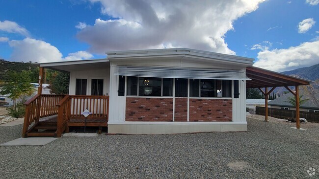 Building Photo - Immaculate Home with 2 Bedrooms and 2 Bonu...