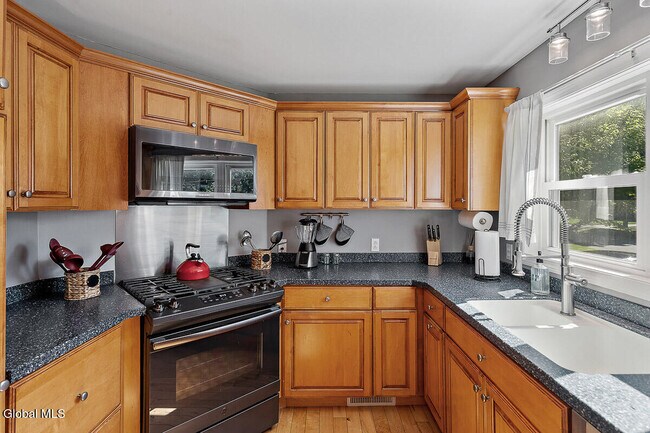 Photo - 387 Maple Ave