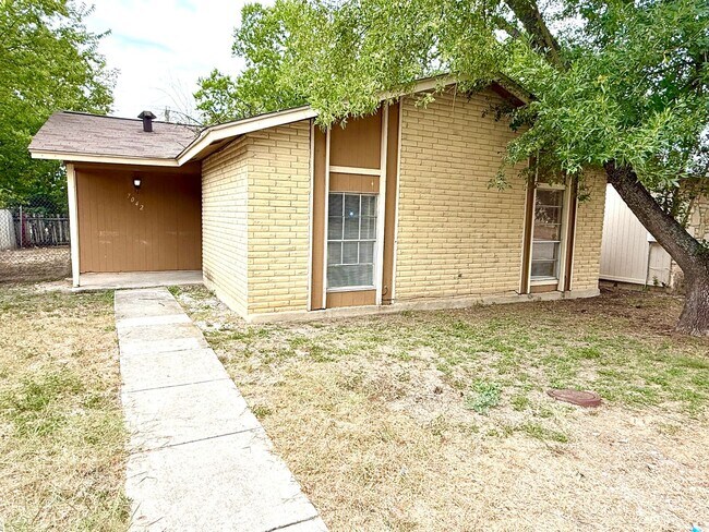 Building Photo - Available Now! Spacious 3 Bedroom / 2 Bath... Rental