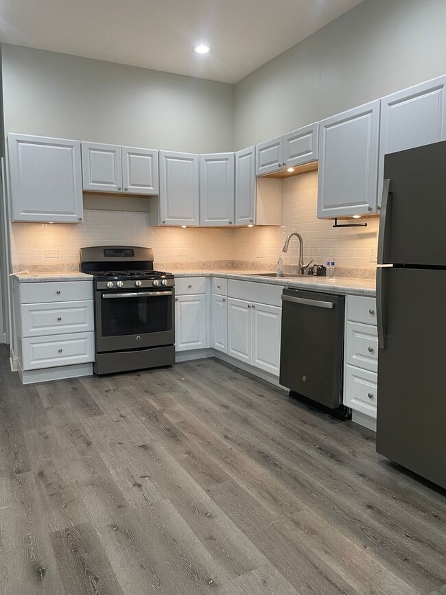 Building Photo - 930 W 35th St Unit 1F