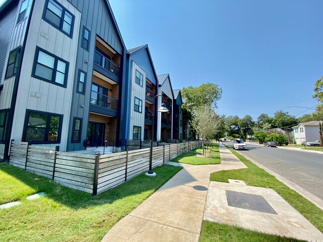 Building Photo - Stylish 3 Bedrooms 2 Bathrooms with Top-Tier Amenities Condo in East Austin!!!