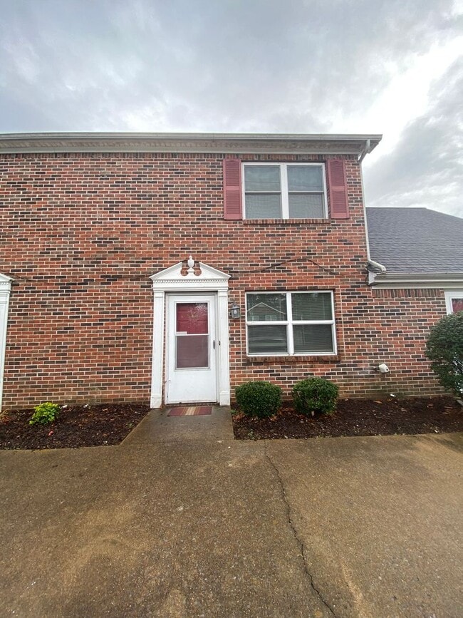 2 Bedroom 1.5 Bath Townhouse - 2 Bedroom 1.5 Bath Townhouse
