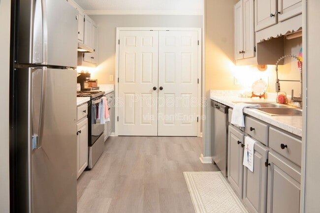 Photo - Creekside Apartments