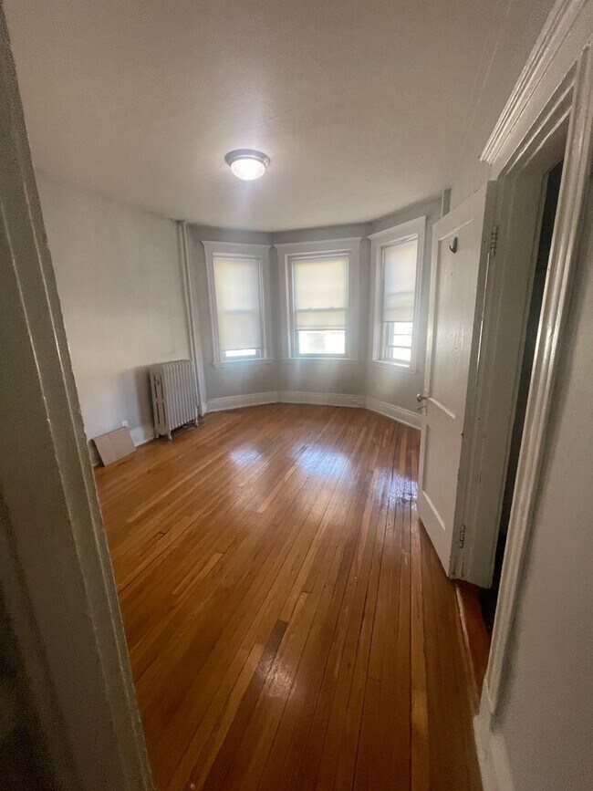 Photo - Split 2 Bed -With New Kit and Bath -Heat Inc -No Feer Stuidents Ok -Close to green line