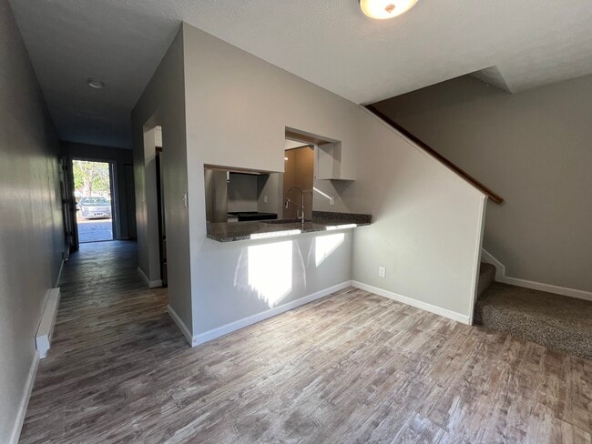 Photo - 208 Forest Ln