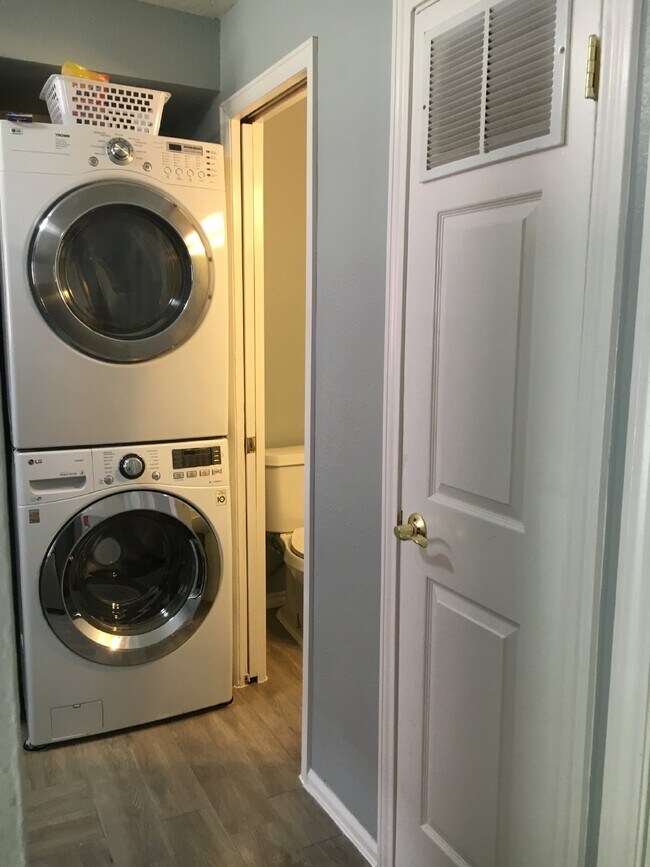Photo - 2BR/1.5BA Remodeled Row Home in Westminster AVAIL 7/15 Unidad L