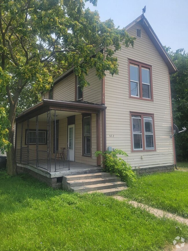Building Photo - Large Update Home