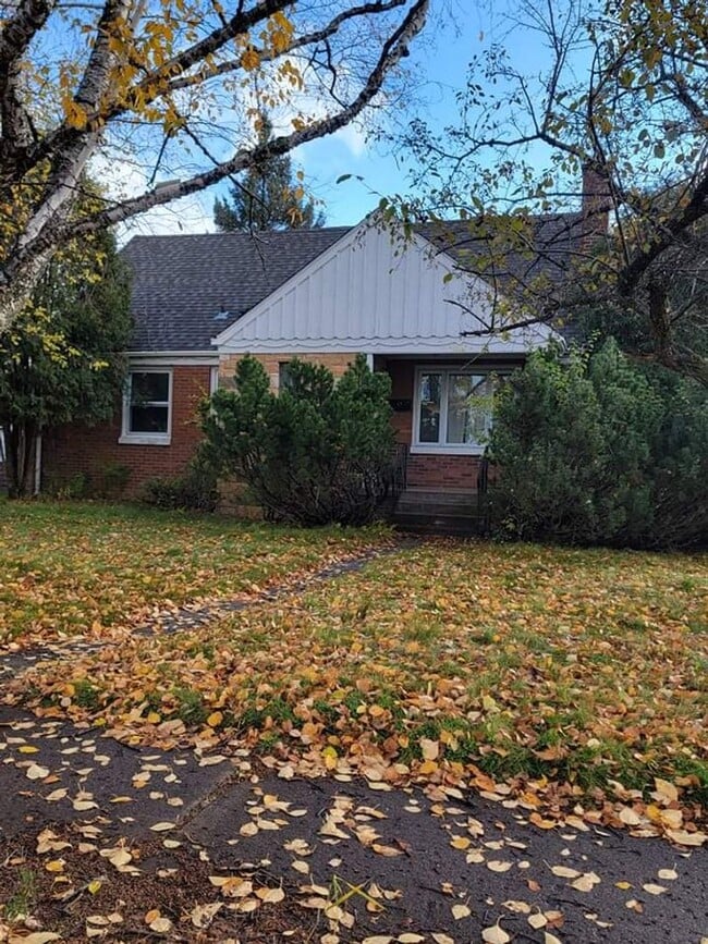 Building Photo - Duluth, MN - 4 bedroom - 3 bathroom