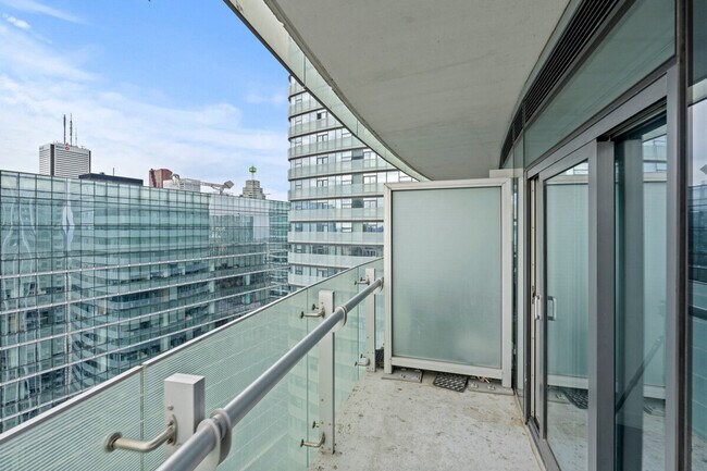 Photo - 255 Bremner Blvd Unité SI FL46-ID1538970P