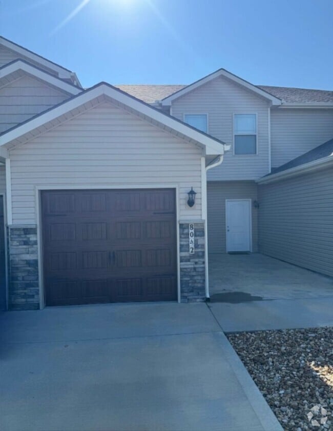 Building Photo - Coming Soon: Charming 2-Bedroom, 2.5-Bath ... Rental